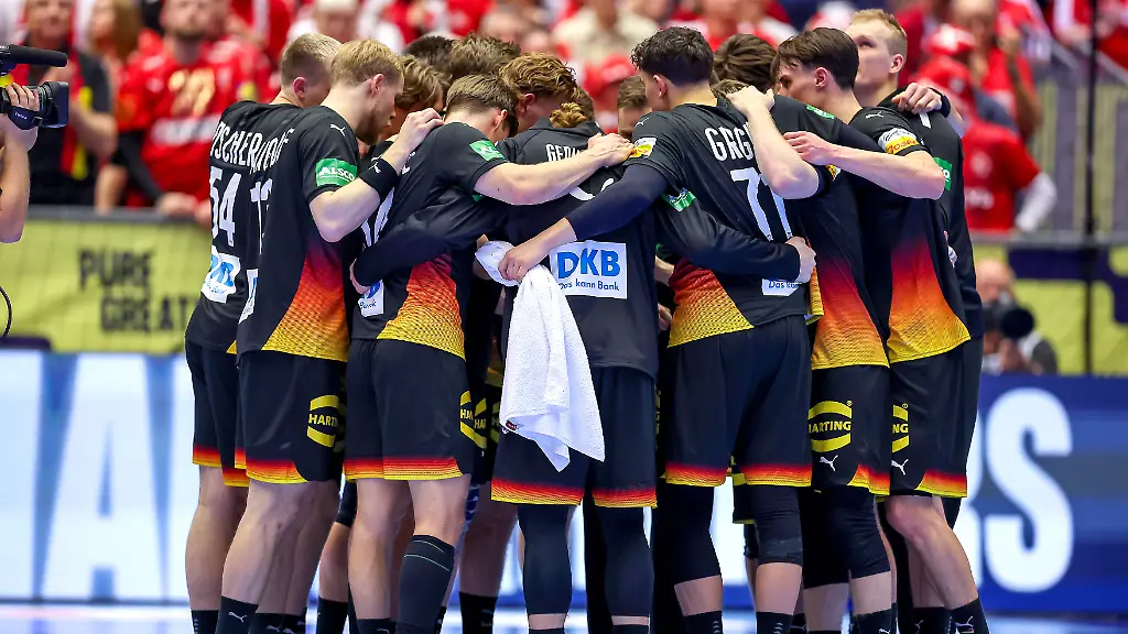 26-01-2026-Handball-Men-s-EHF-EURO-2026-Deutschland-Daenemark-Jyske-Bank-Boxen-in-Herning-Daenemark-Main-Round-Enttaeuschte-Gesichter-bei-der-Deutschen-Mannschaft-nach-der-Niederlage-gegen-Daenemark-Mannschaftskreis-die-Mannschaft-haellt-zusammen