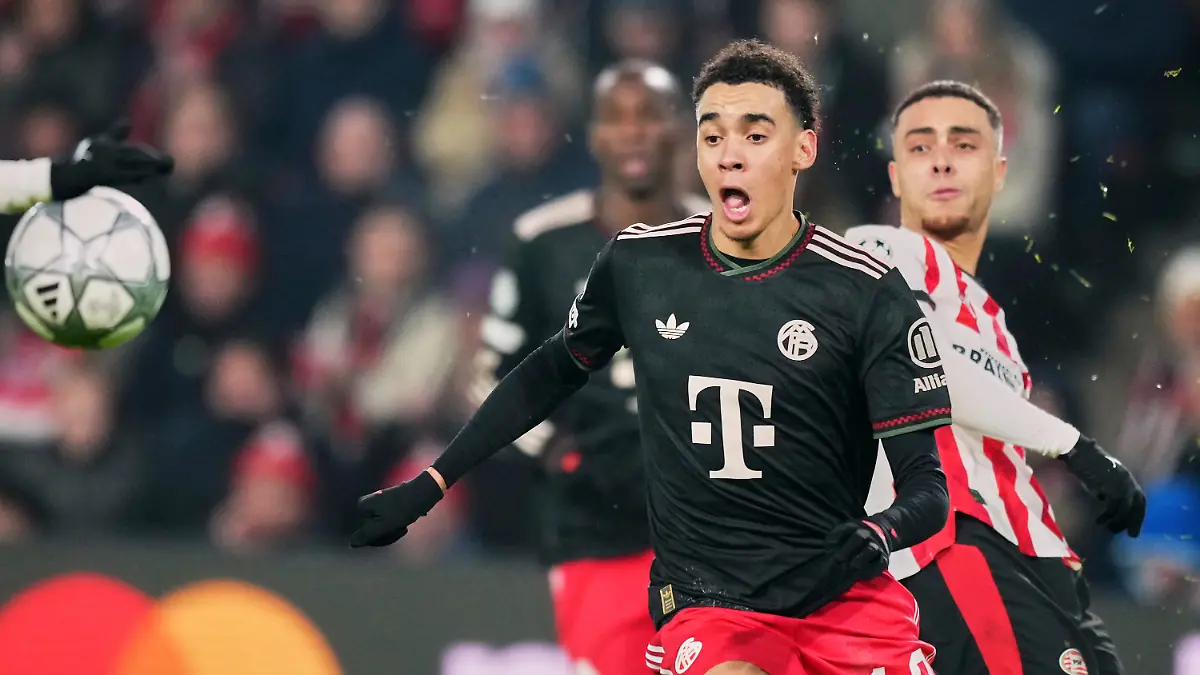 Bayern-s-Jamal-Musiala-front-and-PSV-s-Sergino-Dest-during-a-Champions-League-opening-phase-soccer-match-between-PSV-and-Bayern-Munich-in-Eindhoven-Netherlands-Wednesday-Jan-28-2026