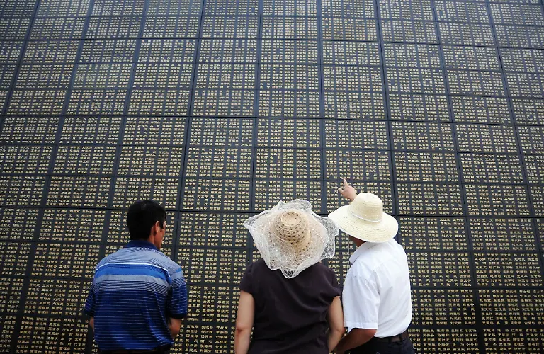 150728-TANGSHAN-July-28-2015-People-mourn-for-relatives-dead-in-the-1976-Tangshan-earthquake-in-front-of-the-memorial-wall-in-Tangshan-north-China-s-Hebei-Province-July-28-2015-Local-residents-came-to-the-memorial-park-on-Tuesday-to-commemorate-the-39th-anniversary-of-the-Tangshan-earthquake