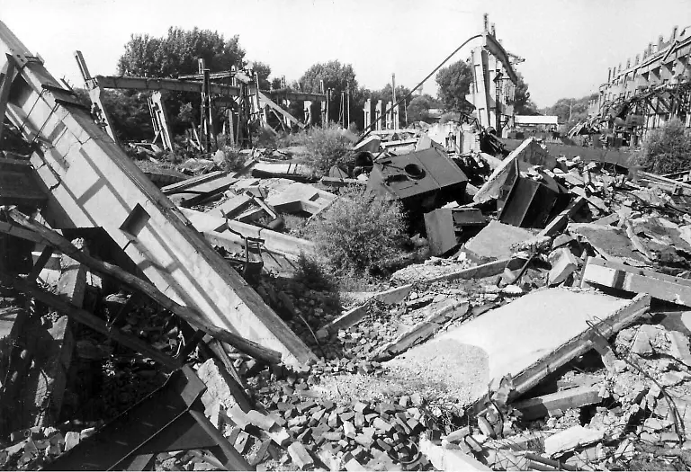 Zerstoerungen-in-Tangshan-in-der-chinesischen-Provinz-Hebei-1976-Am-27-07-1976-bebte-im-ostchinesischen-Tangshan-die-Erde-Nach-offiziellen-Angaben-starben-mehr-als-200-000-Menschen-nach-anderen-Schaetzungen-gab-es-bis-zu-655-000-Tote-Das-nach-der-Zahl-der-Opfer-schwerste-Erdbeben-dieses-Jahrhunderts-mit-der-Staerke-8-0-auf-der-Richterskala-richtet-auch-erhebliche-Schaeden-in-den-Grossstaedten-Peking-und-Tientsin-an
