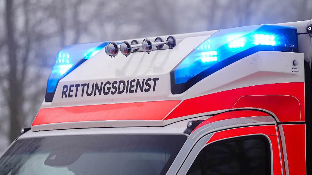 Aufschrift-Rettungsdienst-auf-Rettungswagen-mit-Blaulicht-Symbolfoto-Blaulicht-11-01