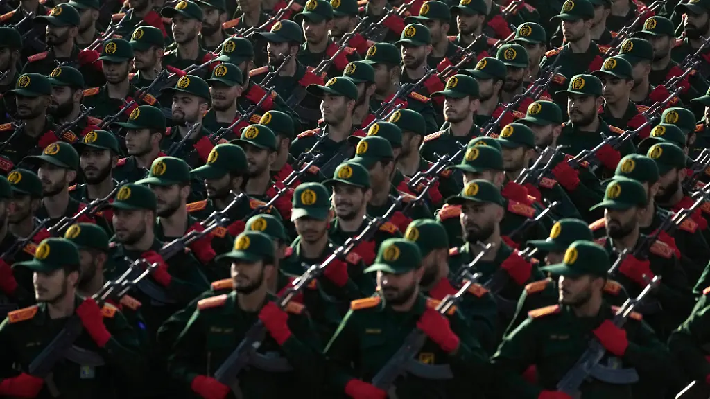 Kadetten-der-iranischen-Revolutionsgarde-marschieren-waehrend-einer-jaehrlichen-Militaerparade-anlaesslich-des-Jahrestages-des-Kriegsbeginns-des-ehemaligen-irakischen-Diktators-Saddam-Hussein-gegen-den-Iran-vor-44-Jahren-vor-dem-Schrein-des-verstorbenen-Revolutionsgruenders-Ayatollah-Khomeini-in-der-Naehe-von-Teheran