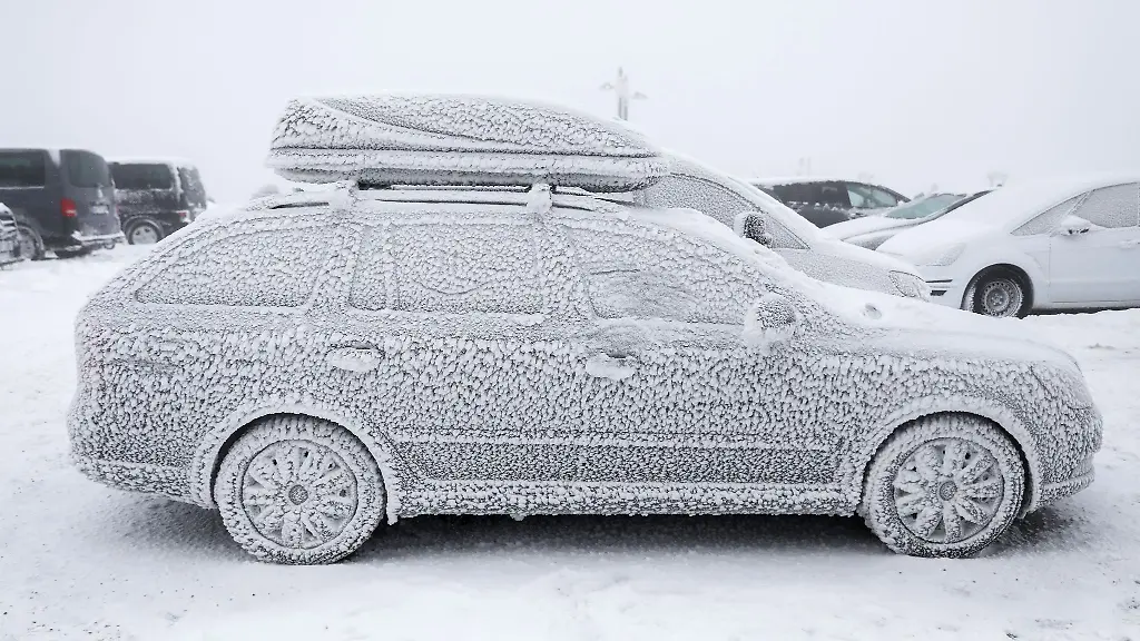 Brrr-saukalt-Mit-Eiskratzer-und-sorgfaeltiger-Vorbereitung-sorgt-man-auch-in-solchen-Faellen-fuer-freie-Sicht-und-damit-Sicherheit-auf-winterlichen-Strassen