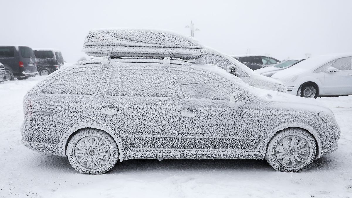 Dos-and-Don-ts-So-wird-das-Auto-am-besten-von-Eis-und-Schnee-befreit