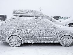 Dos and Don'ts: So wird das Auto am besten von Eis und Schnee geräumt