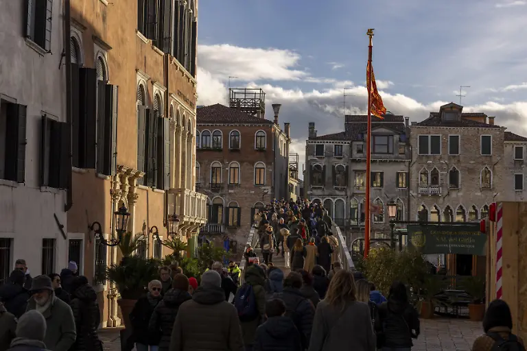 Besucher-stroemen-ueber-schwimmende-Bruecke-Votivsteg-zur-Feier-der-Madonna-della-Salute-Venedig-Italien
