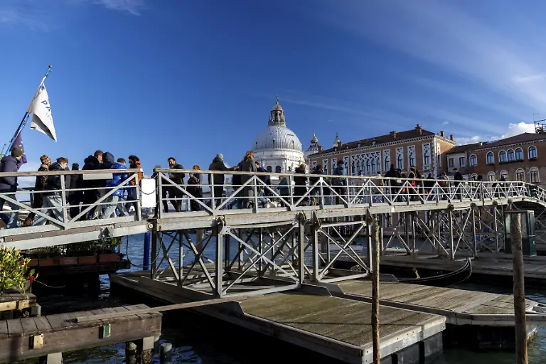 Schwimmende-Bruecke-Votivsteg-zur-Basilika-Santa-Maria-della-Salute-Venedig-Italien