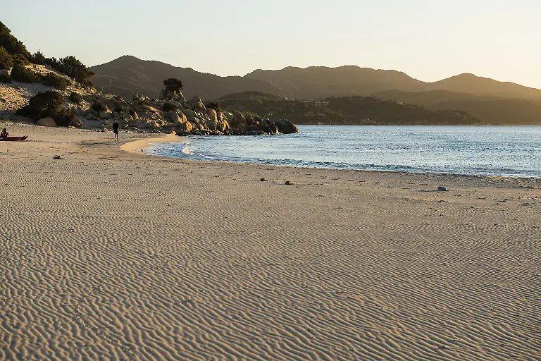 Einsamer-Strand-und-Felsen-Sonnenaufgang-Spiaggia-di-Porto-Giunco-Villasimius-Suedkueste-Sardinien-Italien-Europa