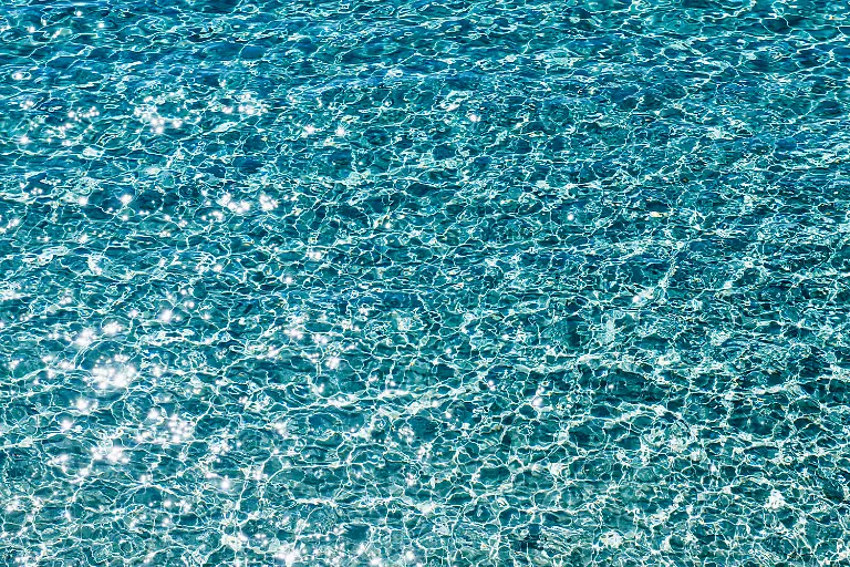 Wasseroberflaeche-mit-Wellen-am-Mittelmeer-Region-Provence-Alpes-Cote-d-Azur-Frankreich-Europa