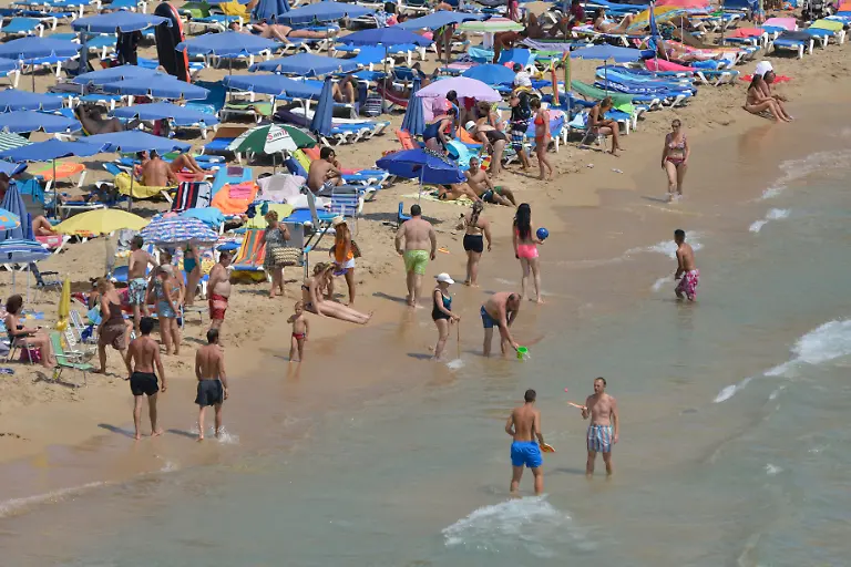 Badegaeste-am-Strand-Playa-Levante-Benidorm-Costa-Blanca-Spanien-Europa