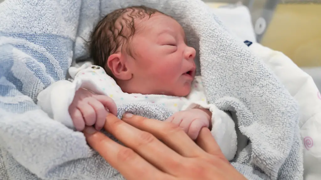 Charlie-heisst-das-erste-Neujahrsbaby-des-Jahres-2026-im-Klinikum-Frankfurt-Oder-es-wiegt-2-650-Gramm-Ava-und-Charlie-so-heissen-zwei-Babys-die-am-Neujahrstag-in-Brandenburg-auf-die-Welt-gekommen-sind-Ava-war-dabei-deutlich-schneller-als-Charlie-Das-kleine-Maedchen-erkundete-um-3-39-Uhr-den-Kreisssaal-im-Klinikum-Ernst-von-Bergmann-in-Potsdam-wie-die-Klinik-mitteilte-Dort-wurden-im-vergangenen-Jahr-mehr-als-1