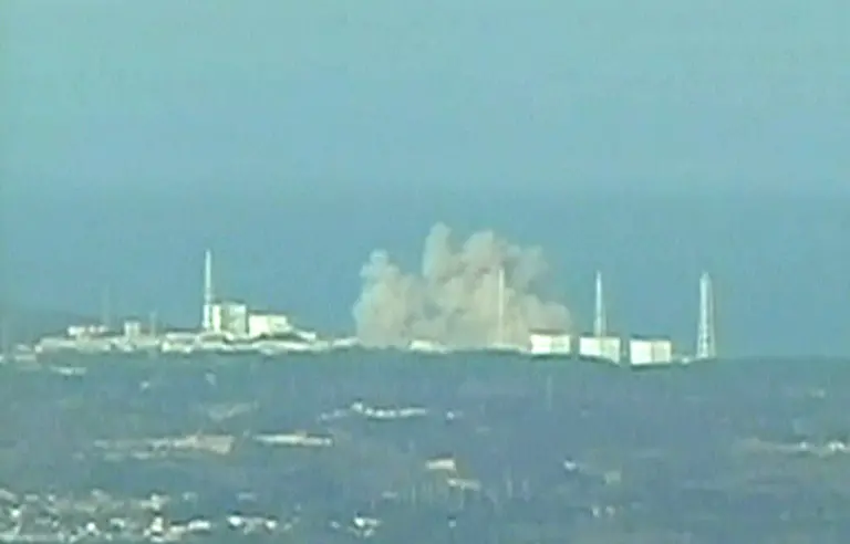 Bildwiederholung-mit-veraenderten-Bildausschnitt-An-ABC-24-screengrab-made-available-on-12-March-2011-of-a-plume-of-smoke-billowing-from-the-Fukushima-1-nuclear-power-station-located-250km-north-east-of-Tokyo-Japan-One-of-the-four-buildings-at-the-damaged-Fukushima-I-nuclear-plant-has-been-destroyed-in-an-apparent-explosion-Japan-s-NHK-broadcaster-reported-12-March-Witnesses-heard-the-sound-of-an-explosion-and-saw-white-smoke-emerging-from-the-plant-NHK-reported-The-cause-was-not-known-Tokyo-Electric-Power-Co-the-plant-s-operator-said-four-people-had-been-injured-according-to-the-Kyodo-news-agency