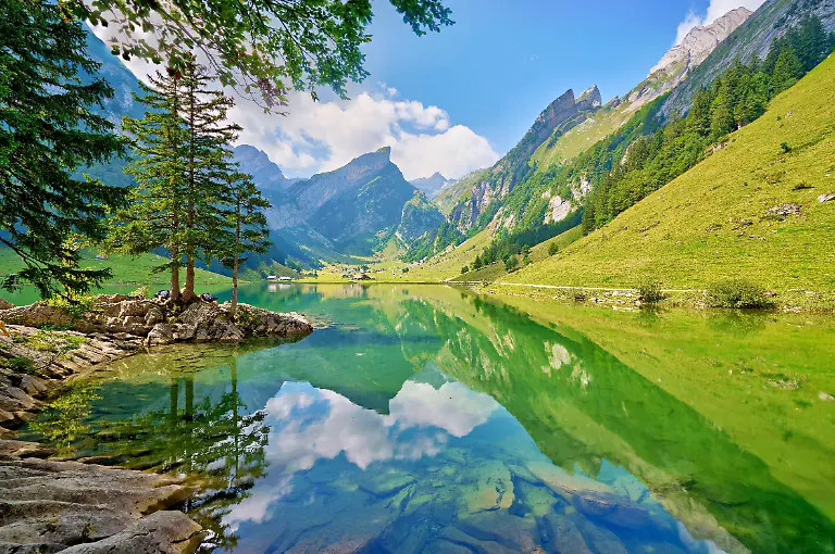 Der-Seealpsee-ist-ein-auf-1142-m-ue-M-liegender-See-im-Alpsteingebiet-in-der-Schweiz-und-gehoert-zum-Kanton-Appenzell-Innerrhoden-Die-idyllische-Lage-das-saubere-Wasser-sowie-zwei-Berggasthaeuser-machen-ihn-zu-einem-der-beliebtesten-Ausflugsziele-im-Alpstein-Wasserauen-28-08