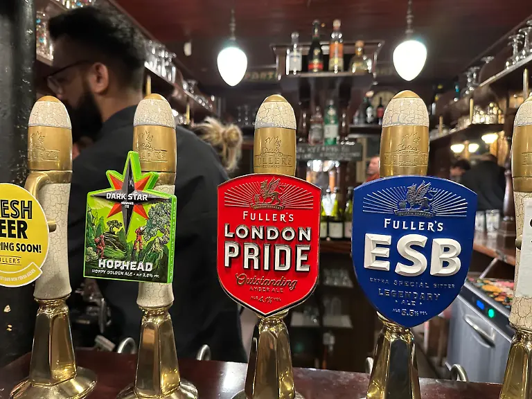 Zapfhaehne-in-einem-Pub-Ein-freundliches-Foto-den-Namen-der-Kneipe-und-die-Tischnummer-Mehr-braucht-es-nicht-um-mit-etwas-Glueck-einen-kostenlosen-Abend-in-einer-Filiale-einer-bekannten-britischen-Pub-Kette-zu-erleben