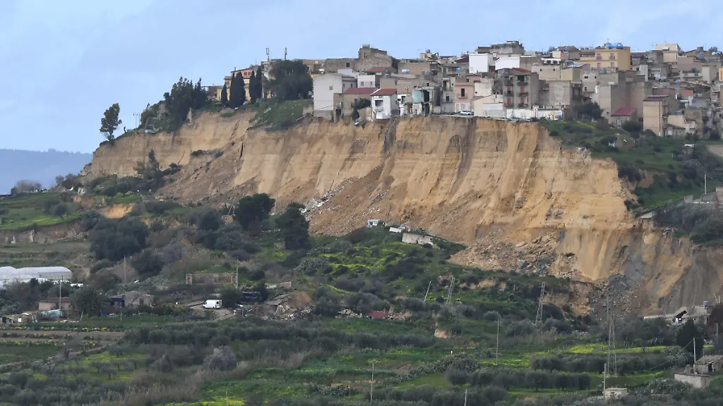 Italy-Niscemi-Caltanisetta-January-28-2026-More-than-1500-residents-were-evacuated-after-a-landslide-tore-through-part-of-the-Italian-town-of-Niscemi-Sicily-damaging-a-key-access-road-and-raising-fears-that-the-area-could-be-cut-off
