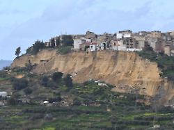 Wohnhäuser kurz vor Absturz: Sperrzone in Niscemi wird nach Erdrutsch ausgeweitet