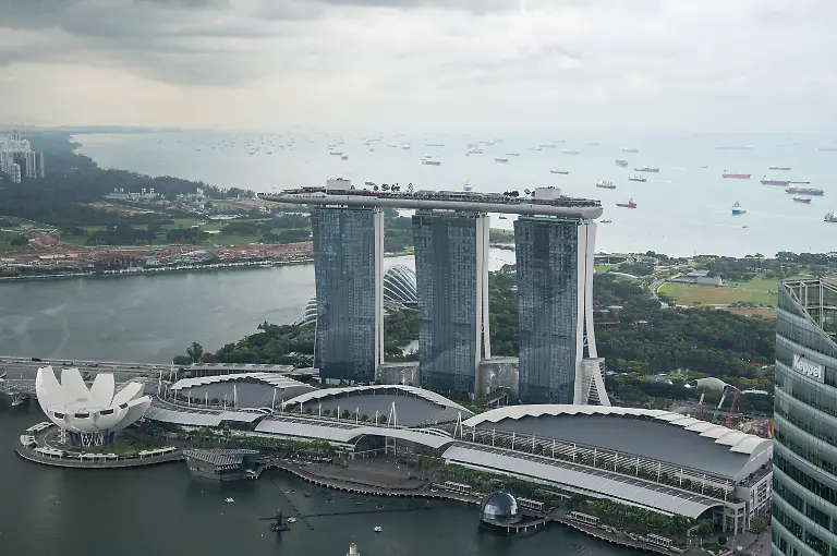 28-11-2025-Singapur-Republik-Singapur-Asien-Blick-vom-1-Arden-Sky-Garden-des-CapitaSpring-Wolkenkratzers-auf-Marina-Bay-mit-dem-Marina-Bay-Sands-Hotel-und-den-Singapore-River