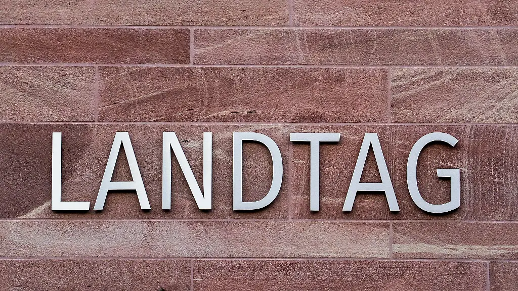 Alle-Fraktionen-im-Landtag-stimmten-dem-Antrag-mit-dem-Titel-Antisemitismus-wirksam-bekaempfen-Verantwortung-uebernehmen-Solidaritaet-leben-zu