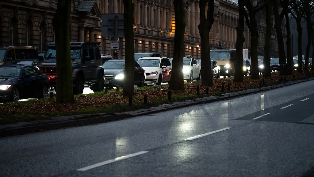 Mehrere-Demonstrationen-und-das-HSV-Heimspiel-gegen-den-FC-Bayern-Muenchen-koennten-am-Samstag-fuer-viele-Staus-in-Hamburg-sorgen