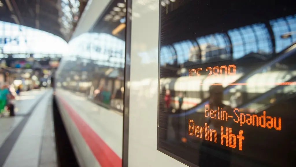 Die-Fernzuege-der-Deutschen-Bahn-halten-ab-Februar-seltener-am-Berliner-Bahnhof-Spandau
