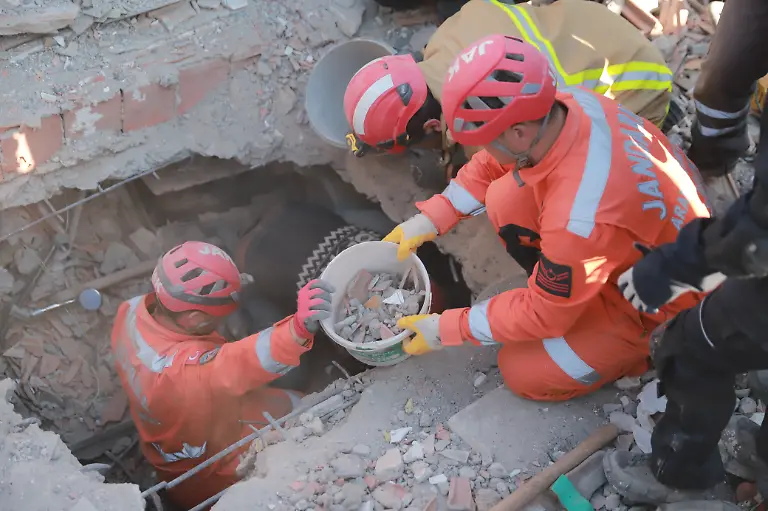 Search-and-rescue-teams-are-working-on-a-destroyed-building-at-Iskenderun-city-in-Hatay-south-Turkey-Powerful-earthquakes-7-8-and-7-6-have-hit-a-wide-area-in-south-eastern-Turkey-near-the-Syrian-border-on-6th-of-February-killing-more-than-15000-people-and-trapping-many-others-Hatay-Turkey-February-8-2023-Photo-by-Berkcan-Zengin-Depo-Photos-ABACAPRESS