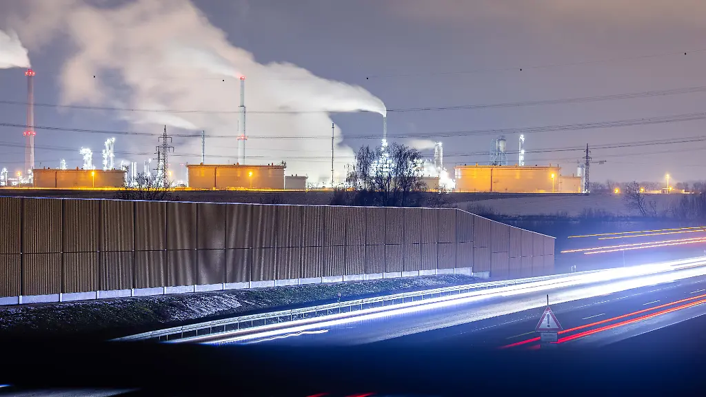 Die-Gunvor-Raffinerie-bei-Ingolstadt-Dort-wird-Rohoel-zu-diversen-Endprodukten-wie-Benzin-und-Diesel-verarbeitet-Im-Vordergrund-die-Autobahn-A9-BAB-9