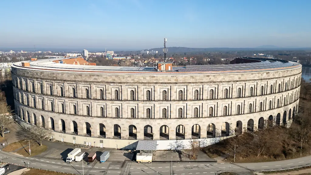 In-der-Kongresshalle-wollte-Hitler-einst-waehrend-der-Reichsparteitage-seine-Reden-halten-Die-Nazis-haben-das-monumentale-Bauwerk-aber-nie-fertiggestellt