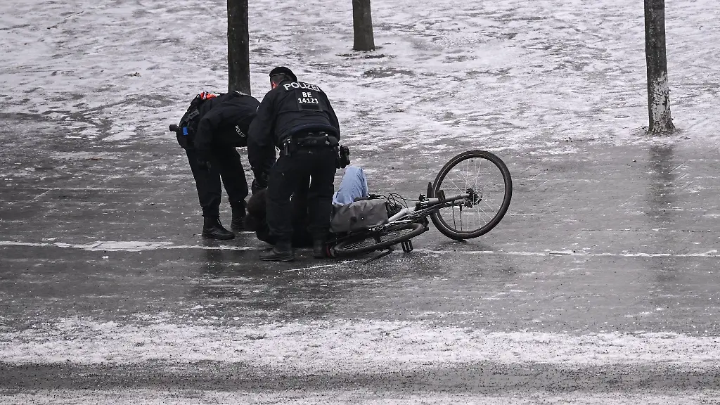 In-Berlin-ist-es-ueberall-in-der-Stadt-spiegelglatt-die-Unfallgefahr-fuer-Fussgaenger-oder-Radfahrer-ist-hoch