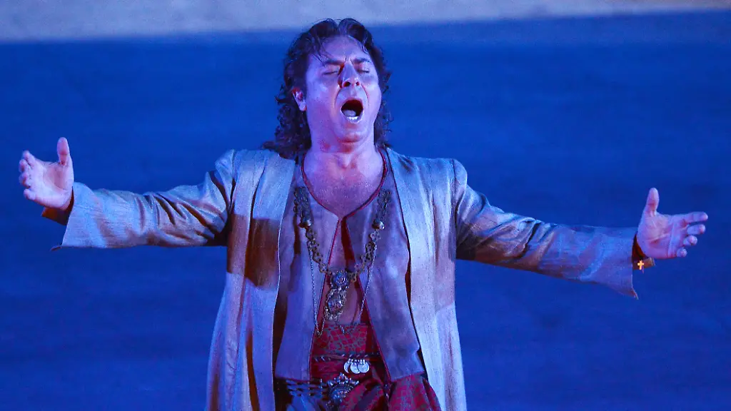 French-singer-Roberto-Alagna-as-Calaf-performs-during-a-rehearsal-of-Italian-composer-Giacomo-Puccini-s-opera-Turandot-on-July-25-2012-in-the-French-southern-city-of-Orange-during-the-Choregies-d-Orange-a-festival-dedicated-to-opera-lyrical-art-and-symphonic-concert