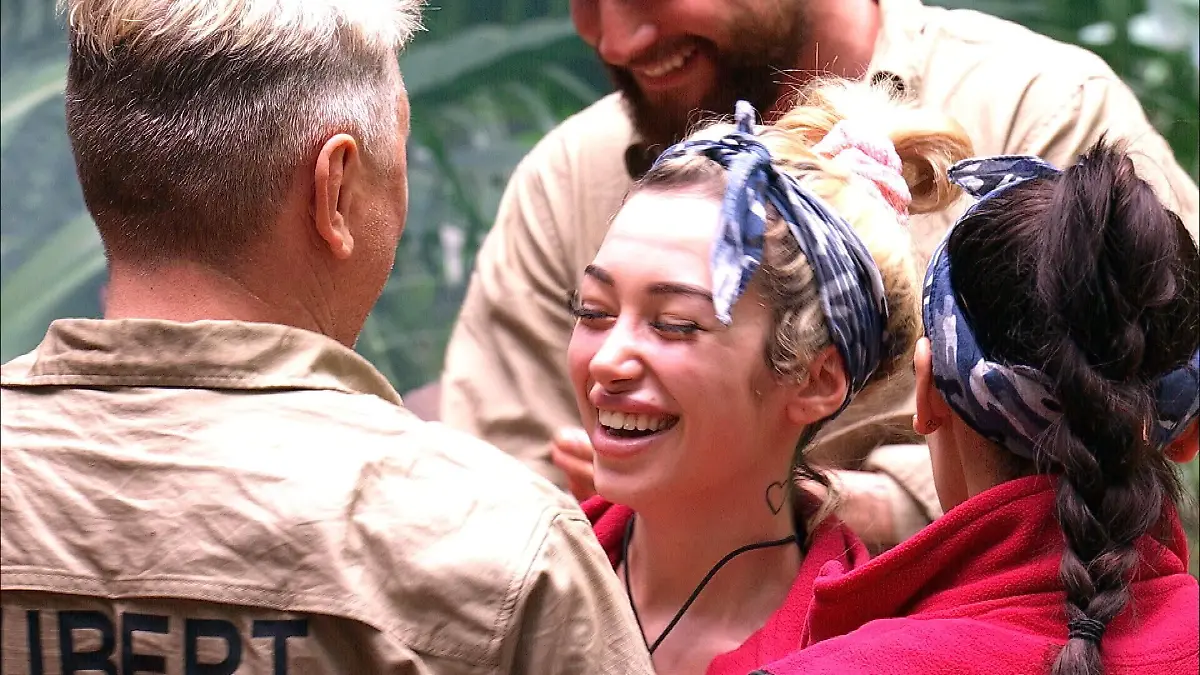 ACHTUNG-SPERRFRIST-FUeR-ALLE-MEDIEN-BIS-ZUM-SHOWENDE-DONNERSTAG-29-JANUAR-2026-22-30-UHR-Ariel-hat-in-der-Dschungelpruefung-Das-TraumAschiff-neun-von-zwoelf-Sternen-erspielt-und-wird-von-den-Campbewohnern-gefeiert-Die-Verwendung-des-sendungsbezogenen-Materials-ist-nur-mit-dem-Hinweis-und-Verlinkung-auf-RTL-gestattet