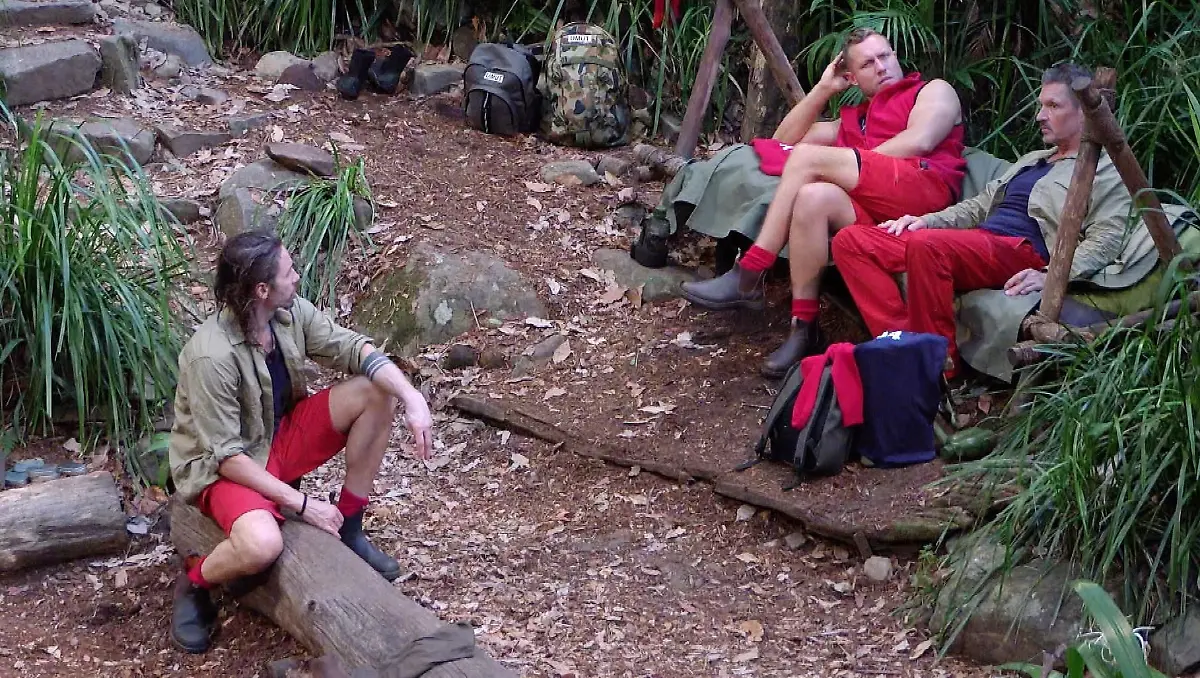 ACHTUNG-SPERRFRIST-FUeR-ALLE-MEDIEN-BIS-ZUM-SHOWENDE-DONNERSTAG-29-JANUAR-2026-22-30-UHR-Patrick-Romer-M-setzt-sich-zu-Hardy-Krueger-auf-die-Pritsche-und-fragt-vorsichtig-woran-sein-Vater-gestorben-sei-Links-Gil-Ofarim-Die-Verwendung-des-sendungsbezogenen-Materials-ist-nur-mit-dem-Hinweis-und-Verlinkung-auf-RTL-gestattet