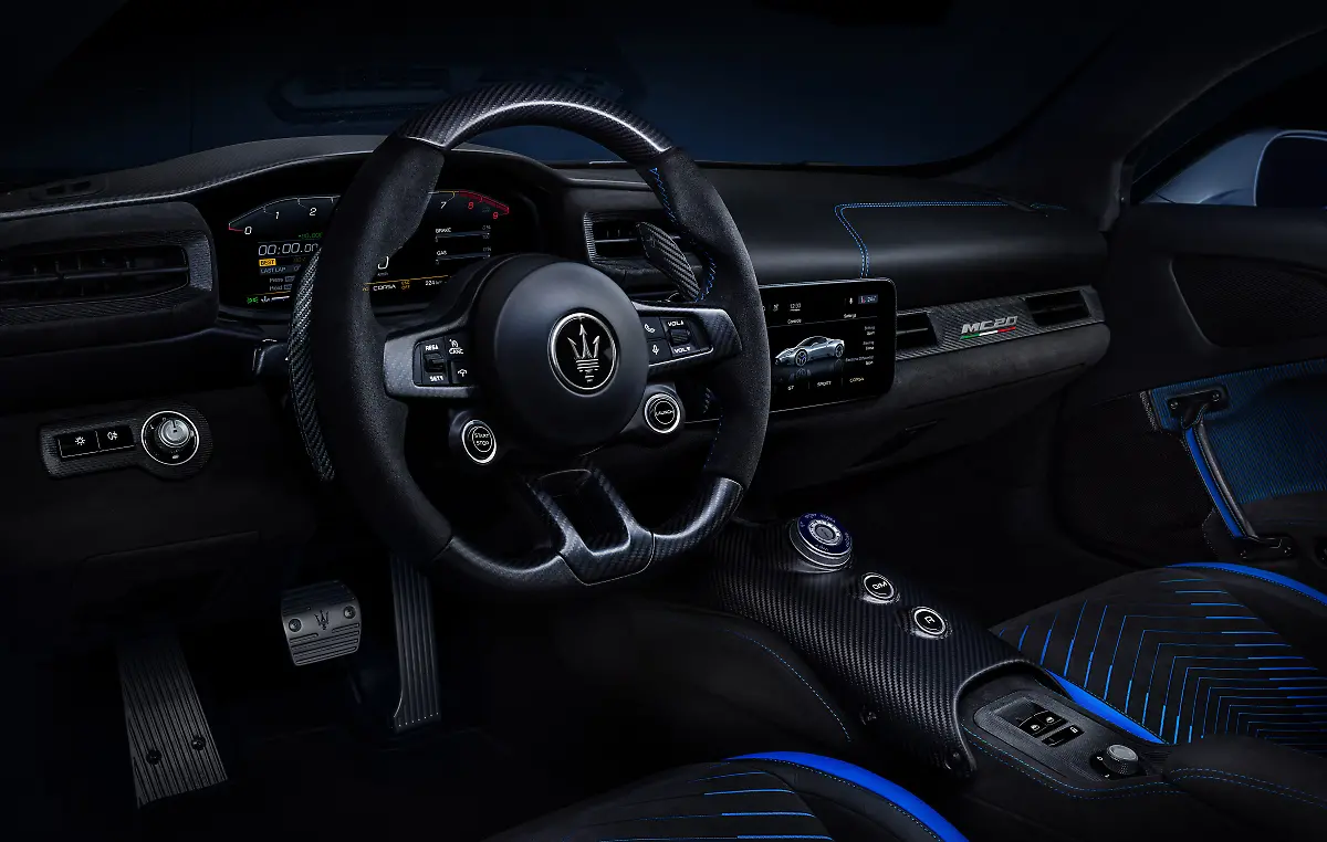 16827-MaseratiMC20-interior