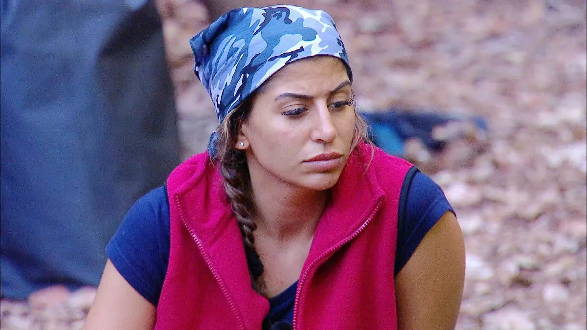 ACHTUNG-SPERRFRIST-FUeR-ALLE-MEDIEN-BIS-ZUM-SHOWENDE-DONNERSTAG-29-JANUAR-2026-22-30-UHR-Am-Lagerfeuer-sucht-Eva-Benetatou-das-Gespraech-mit-Ariel-Die-Verwendung-des-sendungsbezogenen-Materials-ist-nur-mit-dem-Hinweis-und-Verlinkung-auf-RTL-gestattet