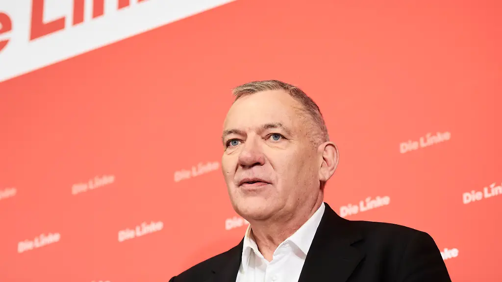 EUR-Deutschland-Berlin-25-11-2025-Jan-Van-Aken-Die-Linke-verliest-nach-der-Verlosung-die-Namen-aller-MdBs-von-Union-SPD-im-wehrfaehigen-Alter