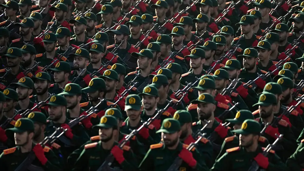 Kadetten-der-iranischen-Revolutionsgarde-marschieren-waehrend-einer-jaehrlichen-Militaerparade-anlaesslich-des-Jahrestages-des-Kriegsbeginns-des-ehemaligen-irakischen-Diktators-Saddam-Hussein-gegen-den-Iran-vor-44-Jahren-vor-dem-Schrein-des-verstorbenen-Revolutionsgruenders-Ayatollah-Khomeini-in-der-Naehe-von-Teheran