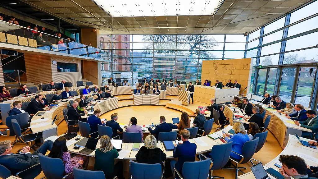 Die-Abgeordneten-des-Schleswig-Holsteinischen-Landtags-debattieren-ueber-das-Fuer-und-Wider-einer-Erbschaftssteuerreform