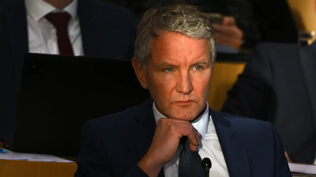 Bjoern-Hoecke-AfD-Fraktionschef-im-Plenarsaal-waehrend-der-Sondersitzung-des-Thueringer-Landtags-Die-AfD-Fraktion-will-in-dem-Sonderplenum-ueber-die-Amtsfuehrung-und-das-Agieren-des-Innenminister-sprechen-Dafuer-bringt-sie-zwei-Antraege-ein