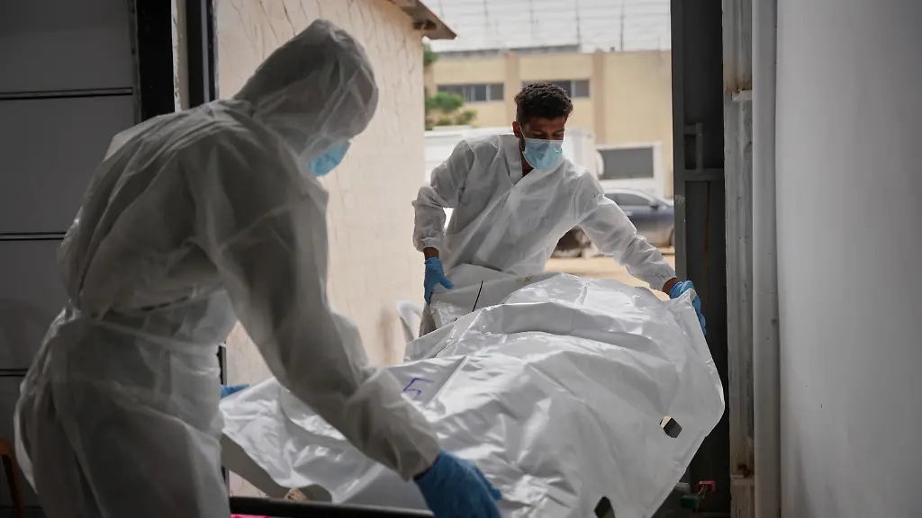 Die-Leichen-nicht-identifizierter-Palaestinenser-die-im-Rahmen-der-Waffenruhe-aus-Israel-zurueckgebracht-wurden-werden-in-das-Nasser-Krankenhaus-in-Chan-Junis-im-Gazastreifen-gebracht