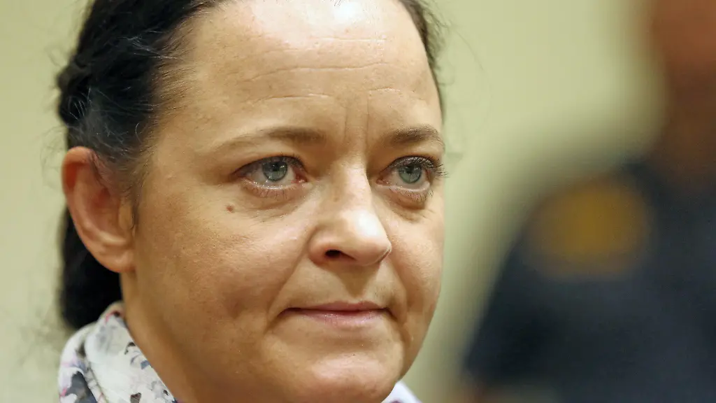 Tag-437-NSU-Prozess-Muenchen-Beate-Zschaepe-Oberlandesgericht-Verteidigung-und-alle-Angeklagten-vollstaendig-Im-Bild-hier-Szenen-vom-letzten-Verhandlungstag-vor-der-Urteilsverkuendung-Beate-Zschaepe-hat-sich-erklaert-aber-die-Schuld-von-sich-gewiesen-Richter-Manfred-Goetzl-wird-am-11-Juli-das-Urteil-sprechen-verlesen-Es-soll-2-Tagae-dauern-5-Urteile-fuer-5-Angeklagten-03-07