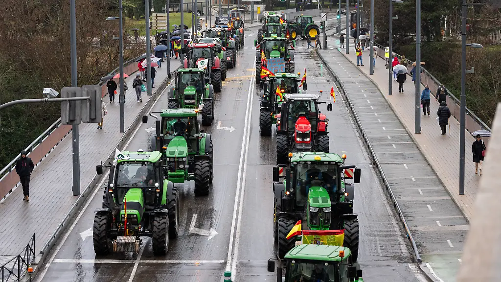 Tractorada-to-protest-against-the-EU-Mercosur-agreement-and-the-CAP-reform-29-January-2026-in-Valladolid-Castilla-y-Leon-Spain-Farmers-and-livestock-farmers-take-to-the-streets-in-protest-against-the-23-cut-in-the-budget-foreseen-in-the-new-reform-of-the-Common-Agricultural-Policy-CAP-and-the-EU-Mercosur-trade-agreement