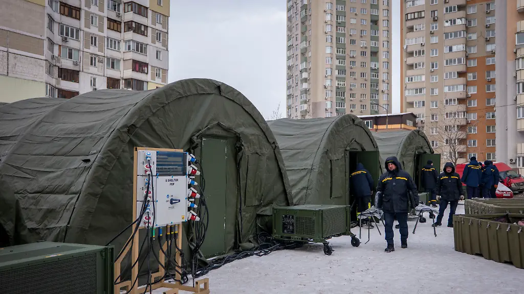 Rettungskraefte-stellen-Zelte-auf-in-denen-sich-Bewohner-benachbarter-Wohnhaeuser-aufwaermen-und-nachts-schlafen-koennen