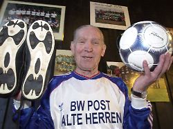 "Vom Schlappen gerutscht": Als ein 80-Jähriger das "Tor des Jahres" schoss