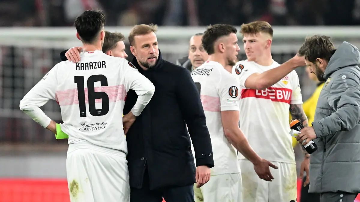 Fussball-Europa-League-VfB-Stuttgart-Young-Boys-Bern-Vorrunde-Spieltag-8-MHPArena-Trainer-Sebastian-Hoeness-VfB-Stuttgart-bedankt-sich-bei-seinen-Spielern-hier-bei-Atakan-Karazor-VfB-Stuttgart-l