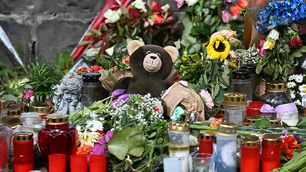 Blumen-und-Kerzen-stehen-an-der-Unfallstelle-in-Remscheid-Hier-wurden-zwei-junge-Frauen-von-einem-stark-motorisierten-Auto-erfasst