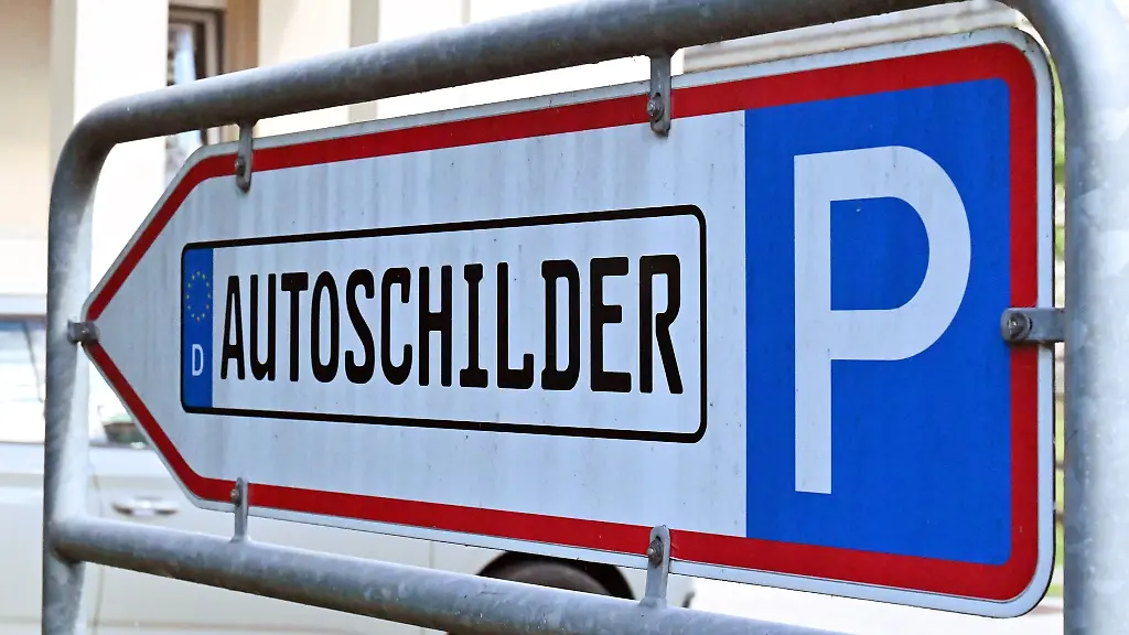 Fuer-manche-Autobesitzer-ist-das-Kennzeichen-mehr-als-ein-Blechschild-es-kann-die-regionale-Verbundenheit-ausdruecken