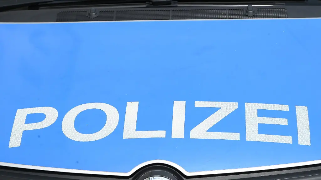 Ein-betrunkener-Autofahrer-wird-in-einem-Restaurant-gestellt