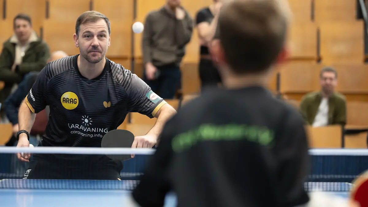 18-01-2026-Berlin-Tischtennis-Gemeinsamer-Spieltag-der-Maenner-und-Frauen-Bundesliga-Borussia-Duesseldorf-TTC-Rhoensprudel-Fulda-Maberzell-Maenner-Timo-Boll-spielt-gegen-den-achtjaehrigen-Oskar-waehrend-der-Pause-Tischtennis