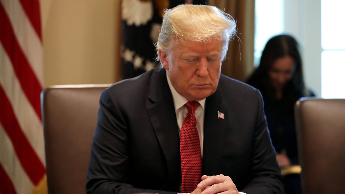 D-st-er-oder-schl-ft-er-schon-Trump-nennt-Grund-f-r-seine-geschlossenen-Augen