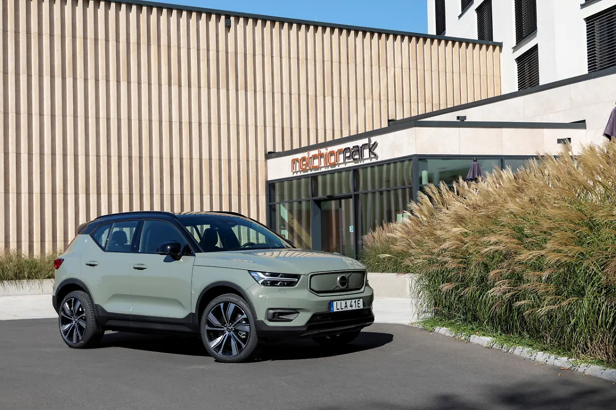 271815-Volvo-XC40-Recharge-P8-AWD