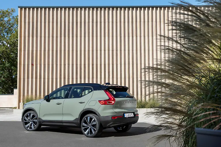 271814-Volvo-XC40-Recharge-P8-AWD